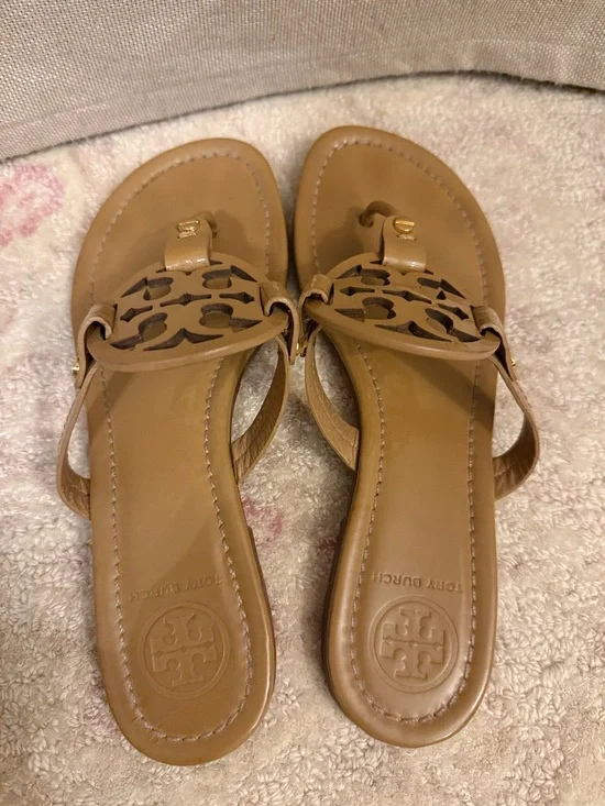 Tory Burch Tan Logo Leather Thong Sandals - Picture 4 of 6